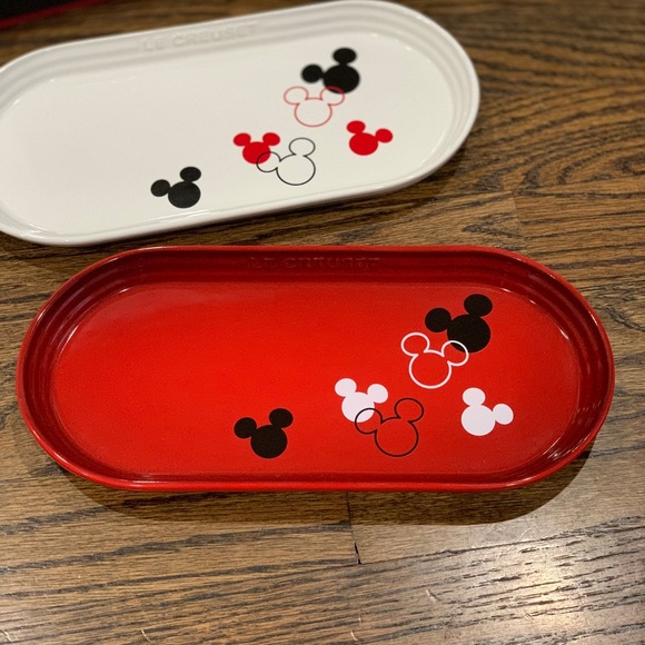 New Disney Mickey x Le Creuset Oblong Plates Set of 2 - Picture 4 of 7